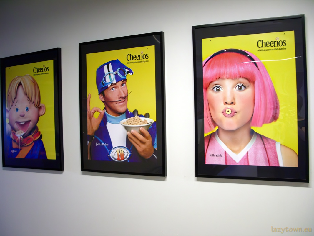 Studio rooms wall decoration 015