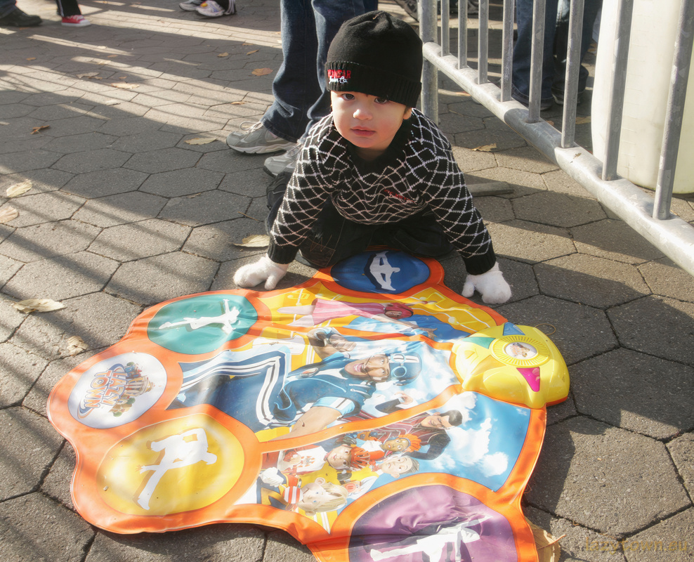 56087144TR013_LazyTownRace