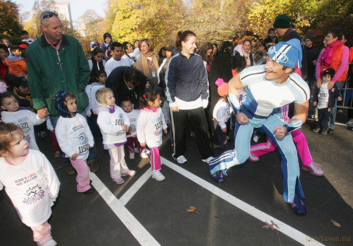 56087144TR004_LazyTownRace