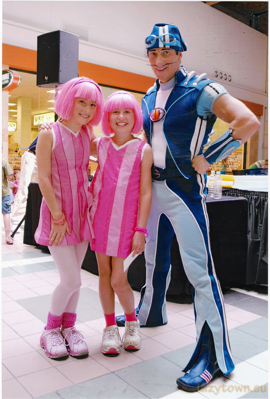 2005 0809 spring hill mall jenny and sportacus