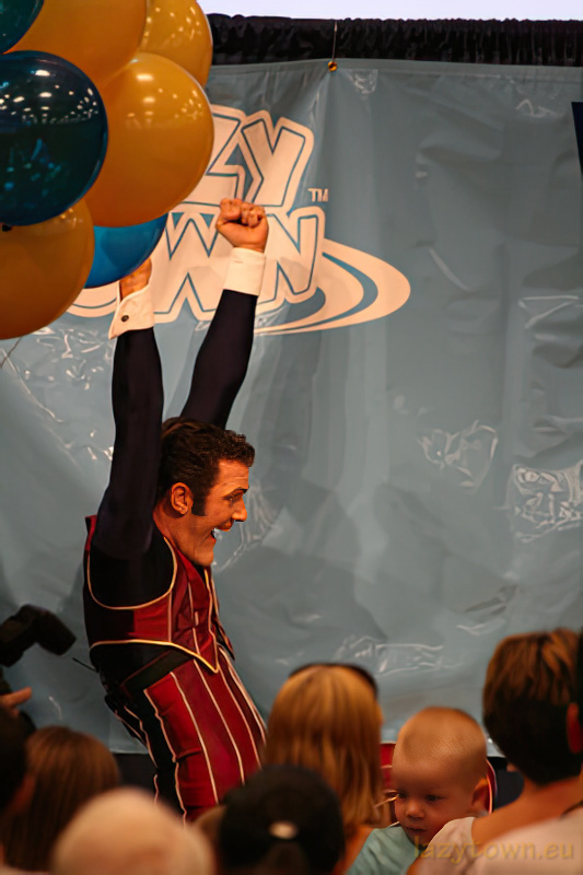 2007 0818 performance at wallmart headquarters 04