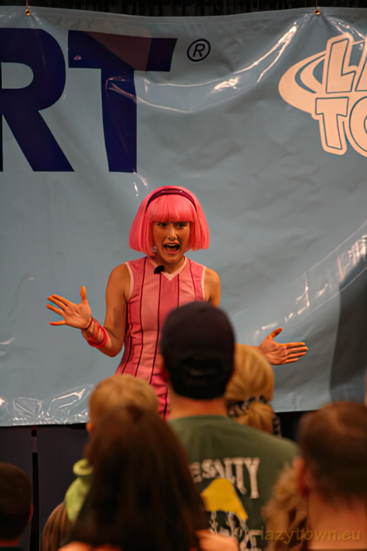 2007 0818 performance at wallmart headquarters 05