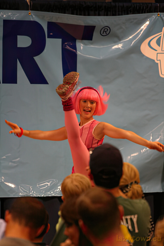 2007 0818 performance at wallmart headquarters 07