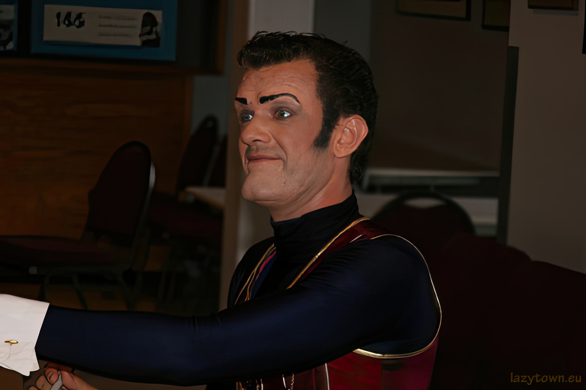 2007 0818 performance at wallmart headquarters 08