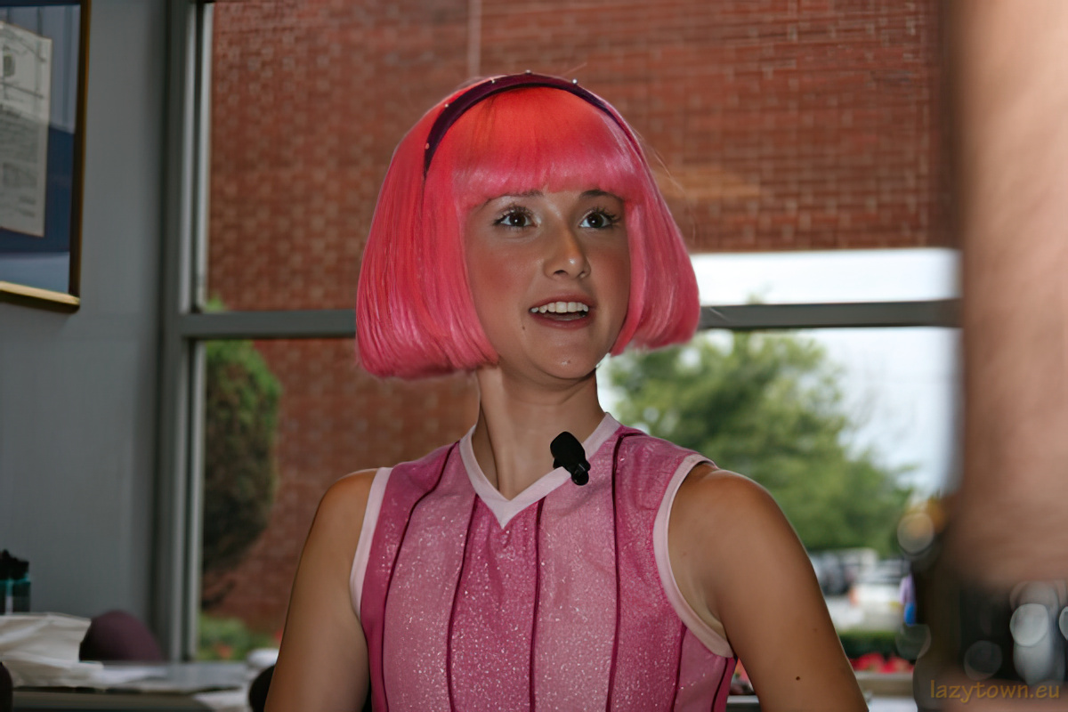 2007 0818 performance at wallmart headquarters 12