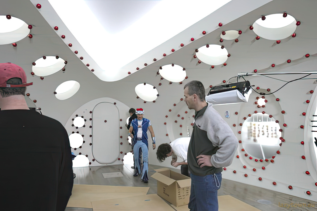 2004 E29 lazytownssurprisesanta 004