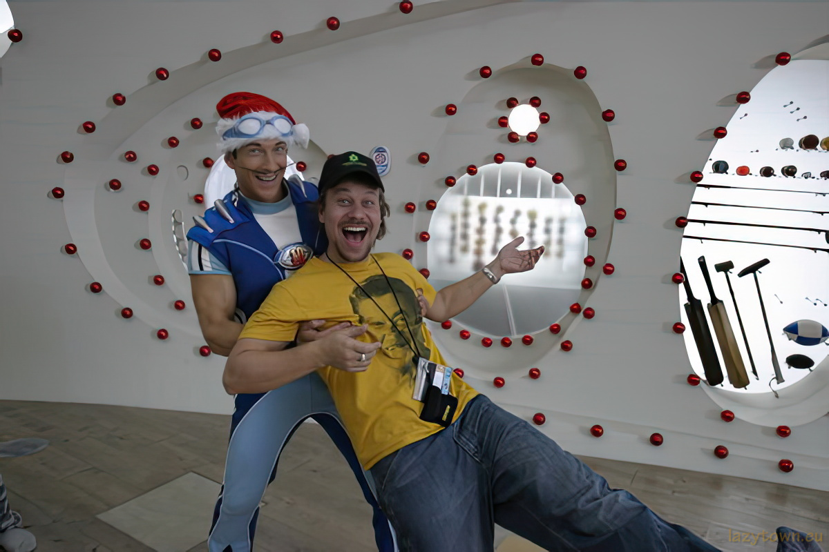 2004 E29 lazytownssurprisesanta 006