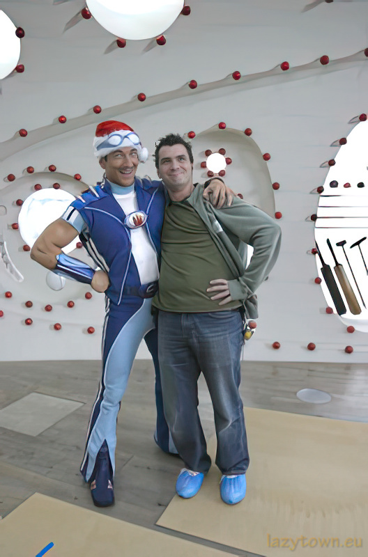 2004 E29 lazytownssurprisesanta 007