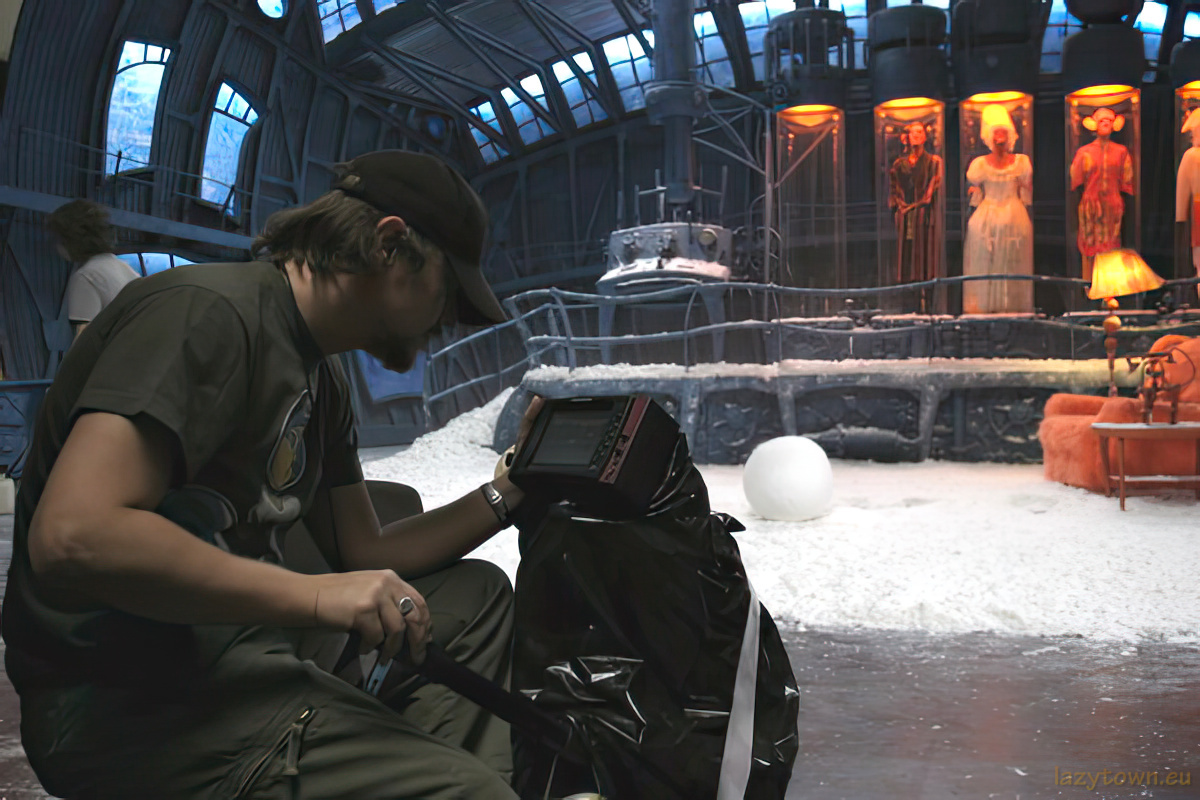 2004 E29 lazytownssurprisesanta 012