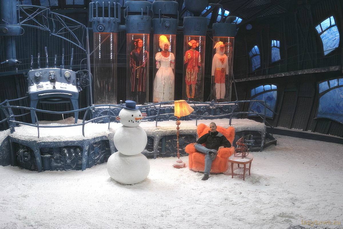 2004 E29 lazytownssurprisesanta 019