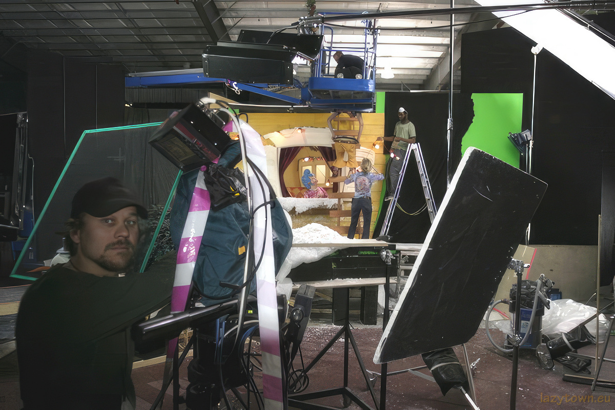 2004 E29 lazytownssurprisesanta 020