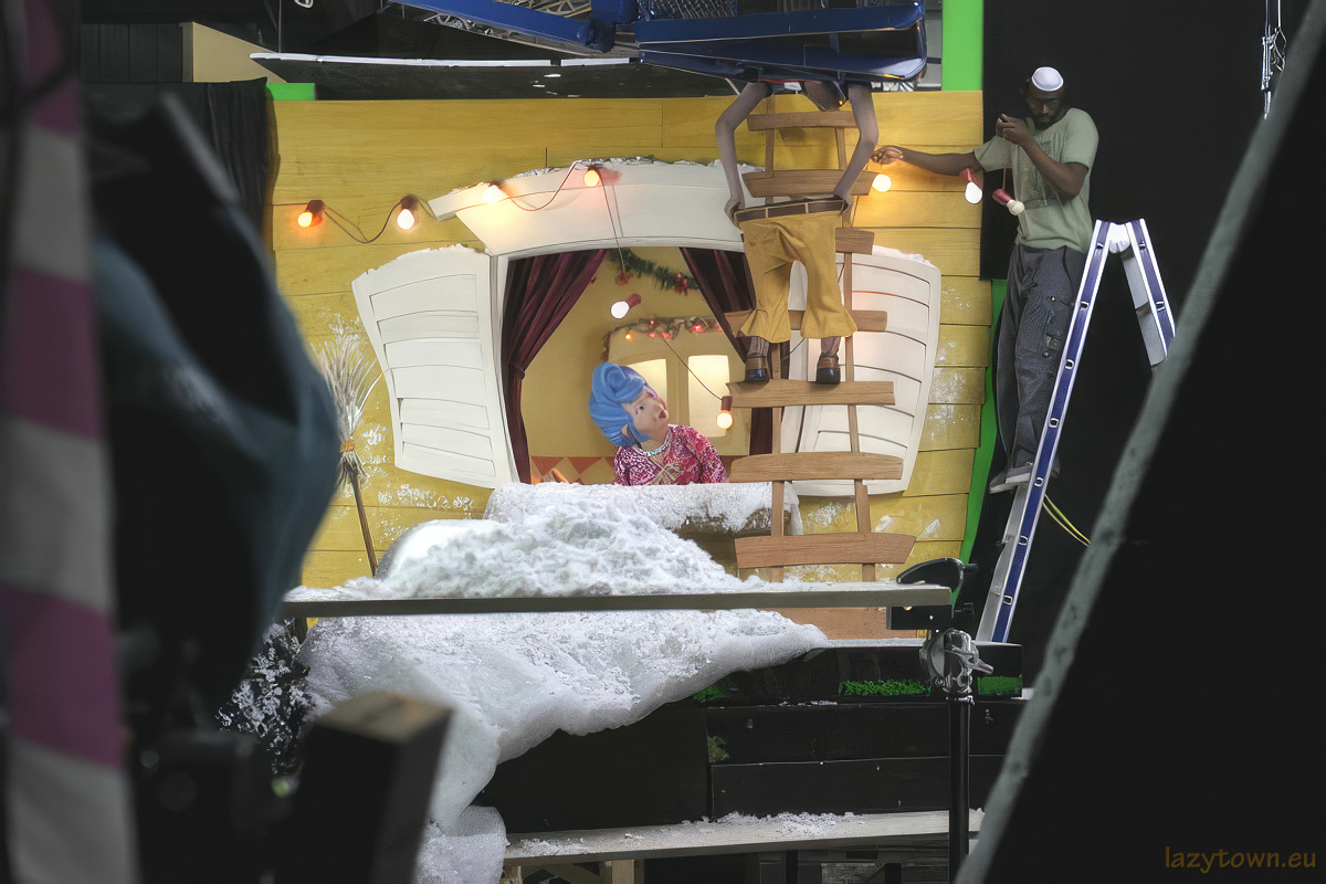 2004 E29 lazytownssurprisesanta 021