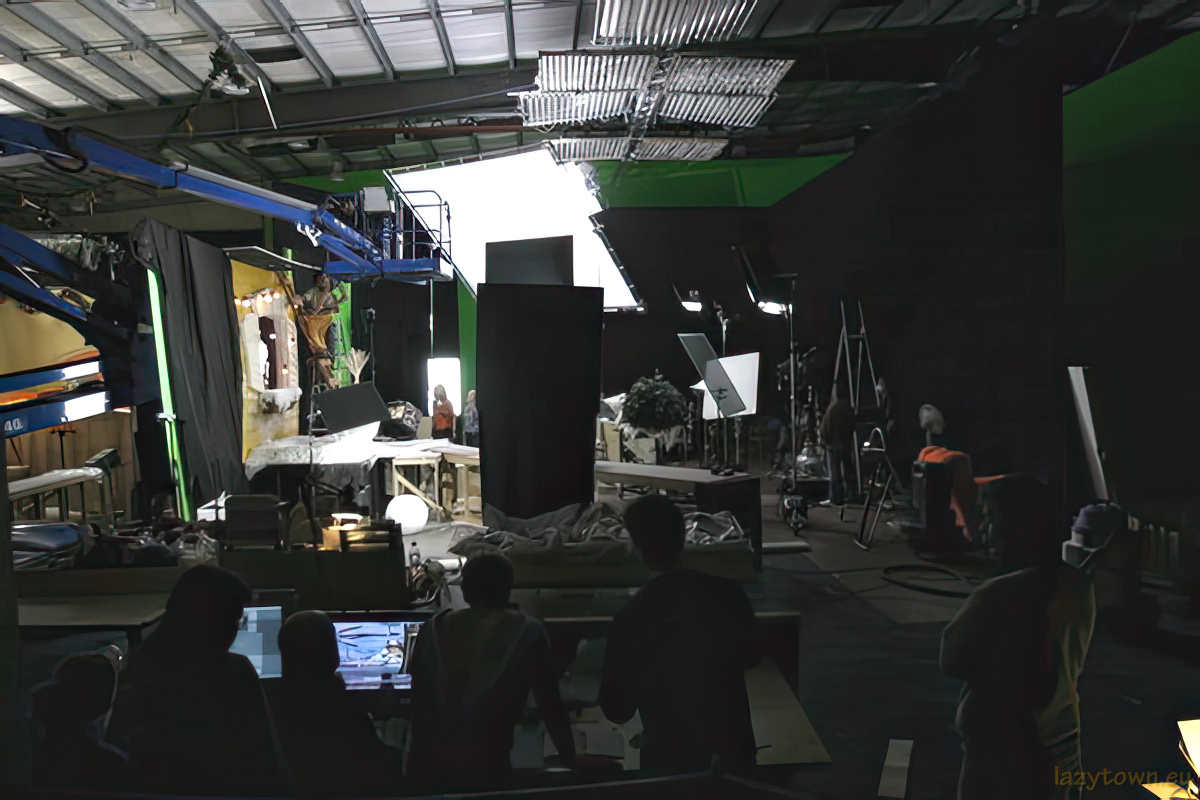 2004 E29 lazytownssurprisesanta 022