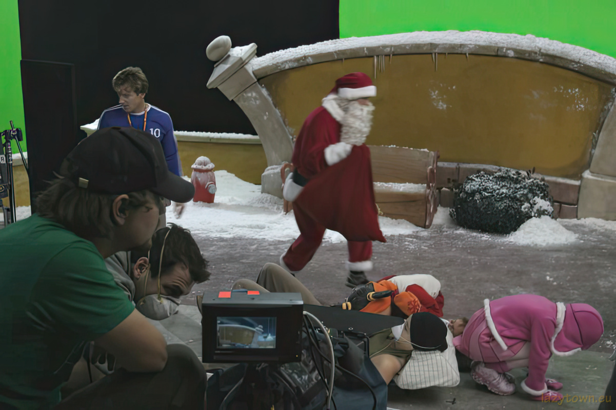 2004 E29 lazytownssurprisesanta 029