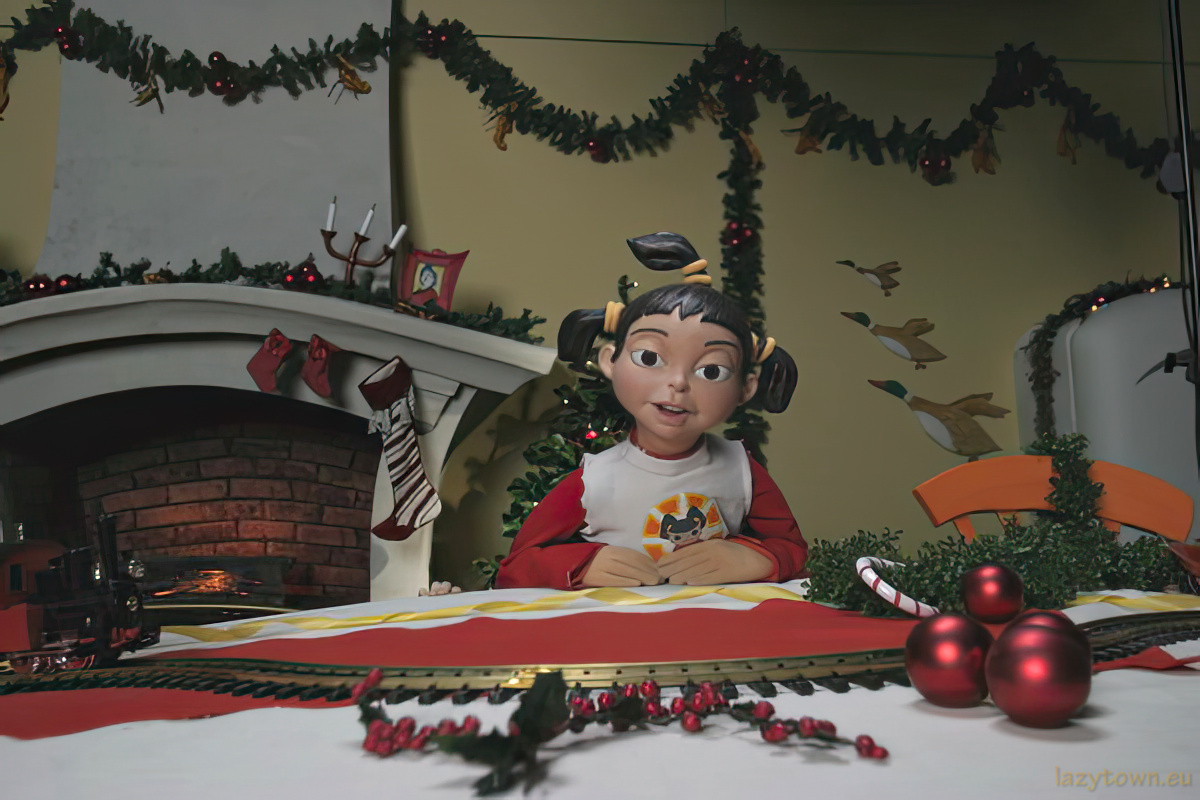 2004 E29 lazytownssurprisesanta 033