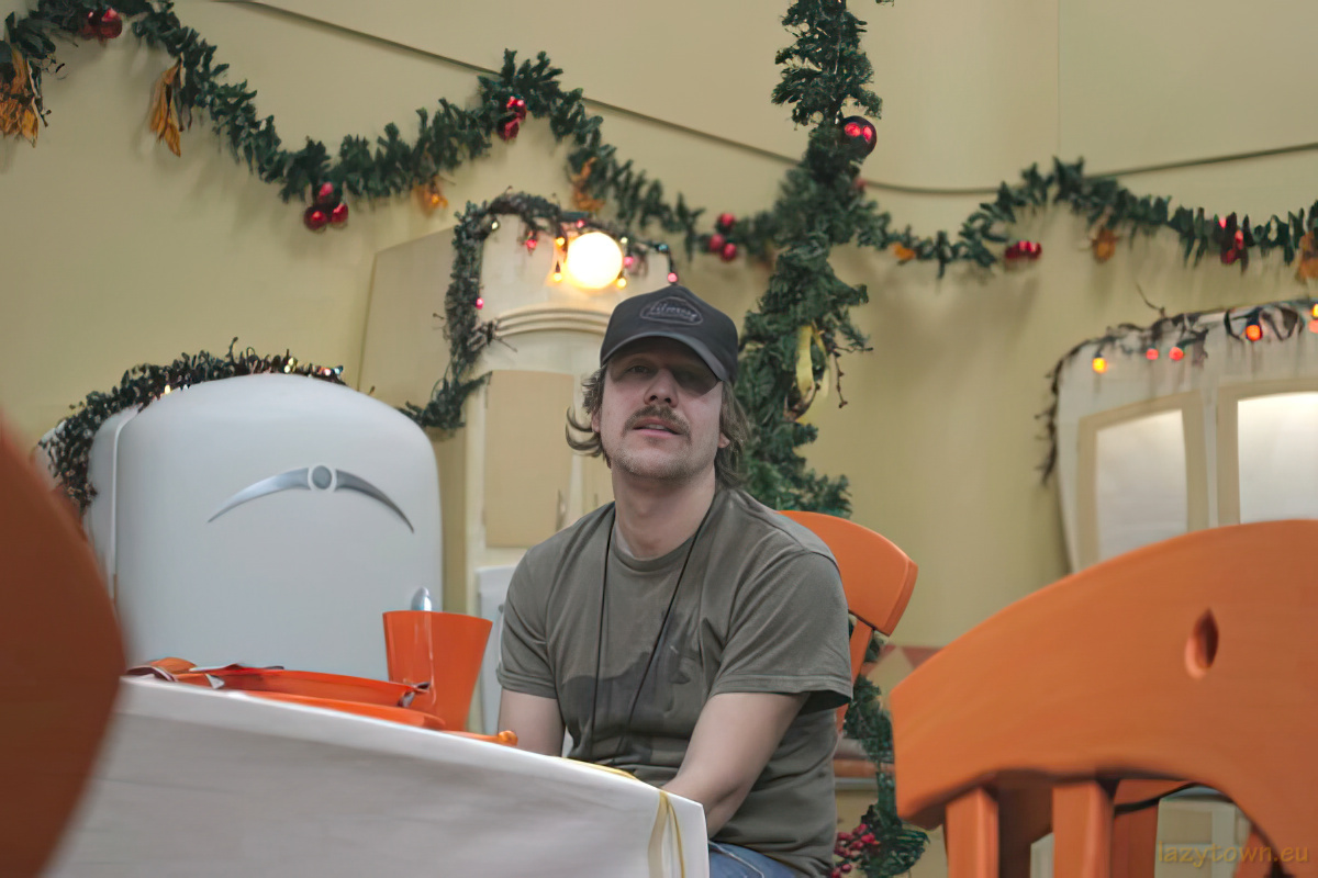 2004 E29 lazytownssurprisesanta 035