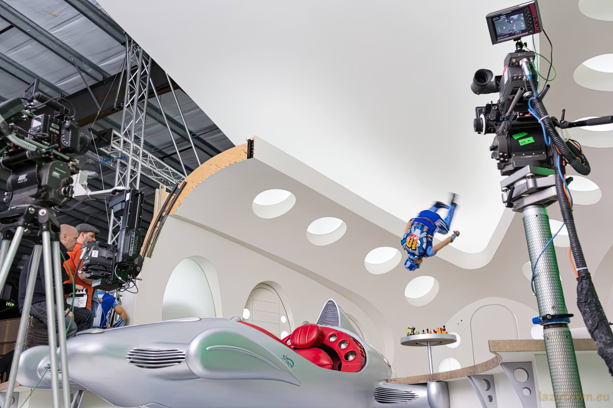 Studio set staff general 075 H800px