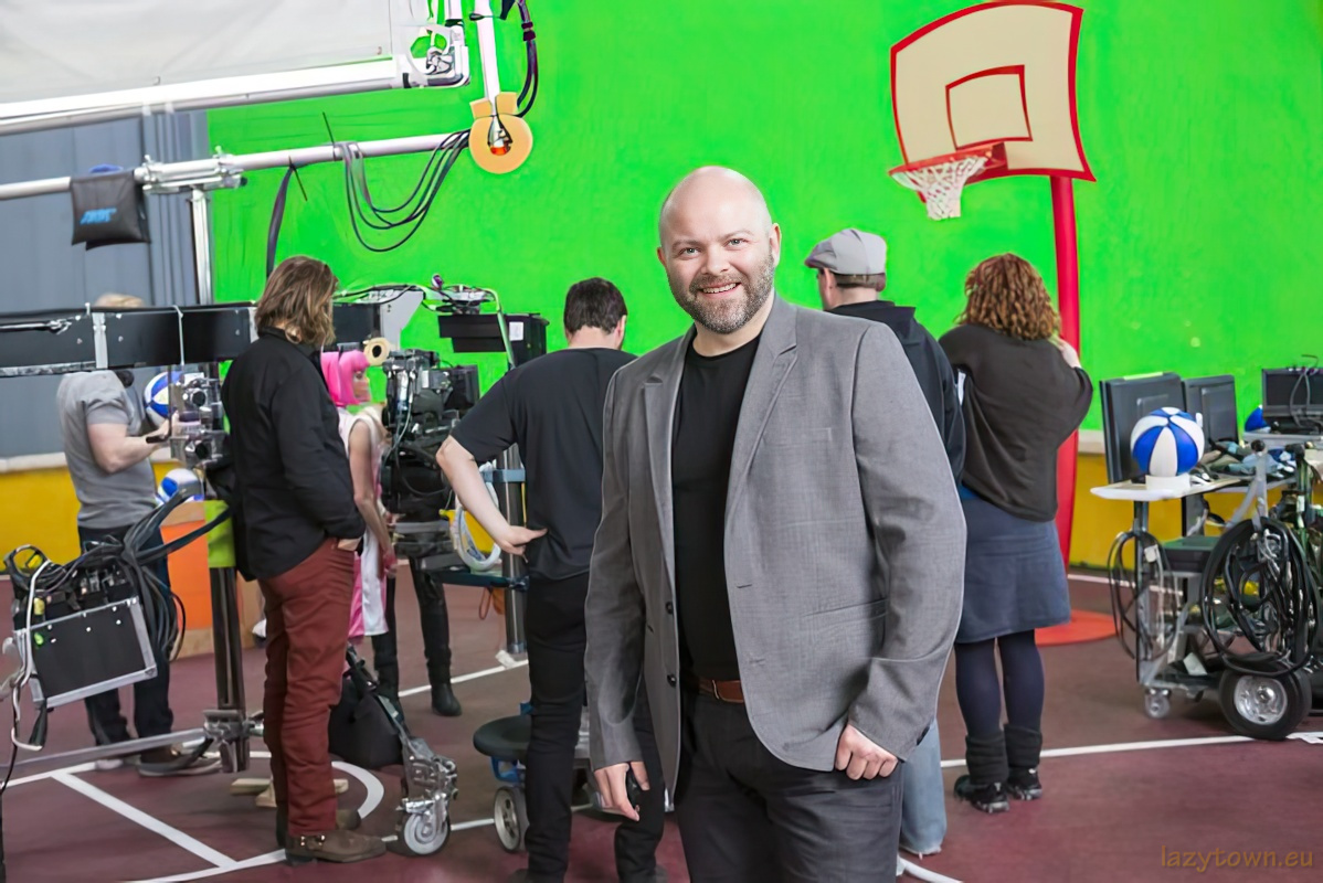 Studio set staff general 101 H800px