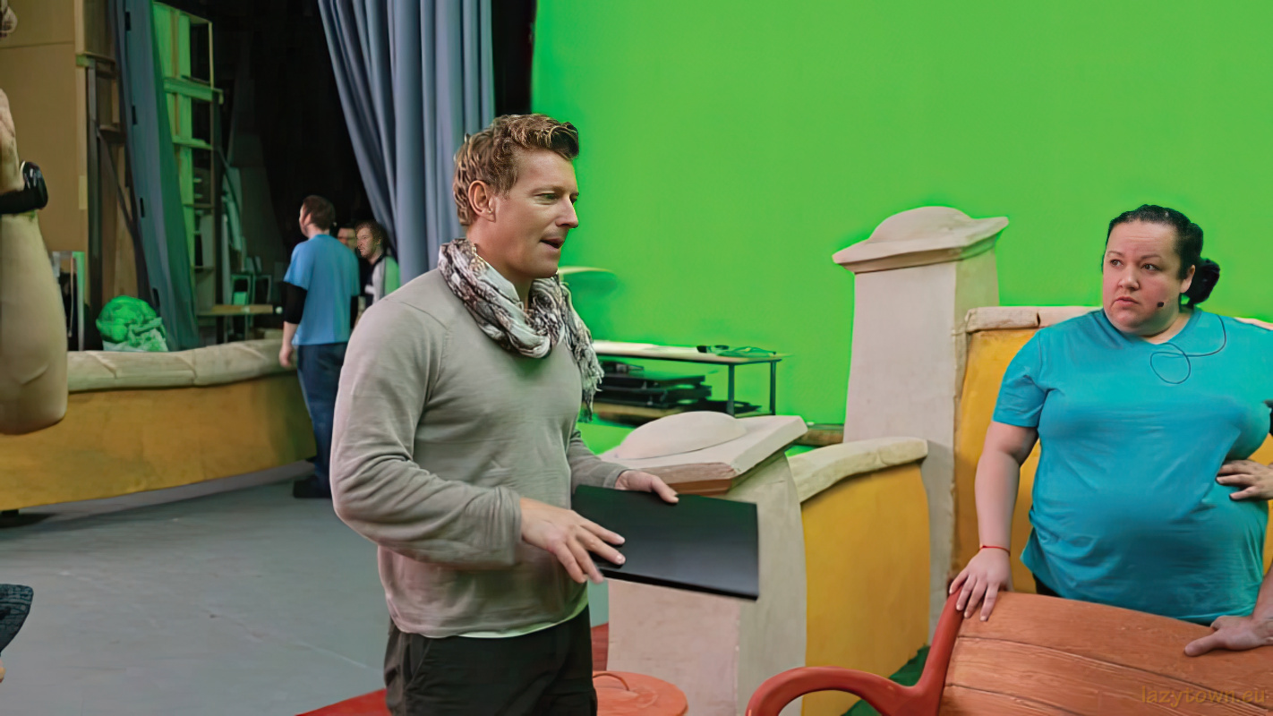 Studio set staff general 116 H800px