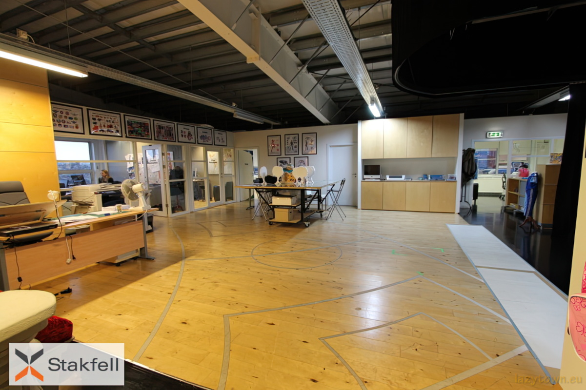 Studio rooms 1 walkways first floor 001