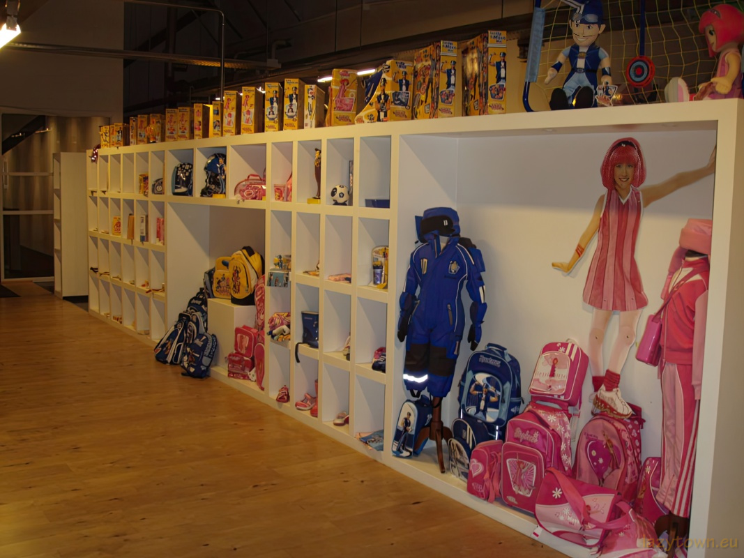 Studio rooms 1 walkways first floor 003