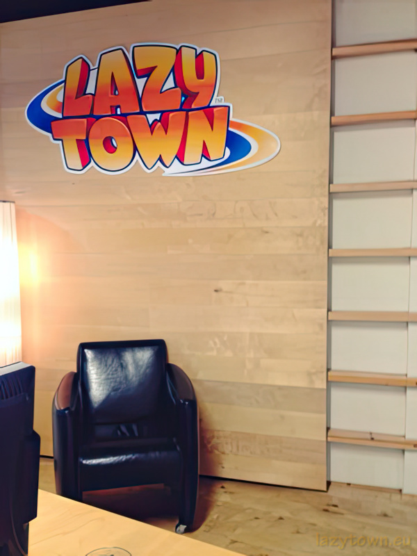 Studio rooms wall decoration 001