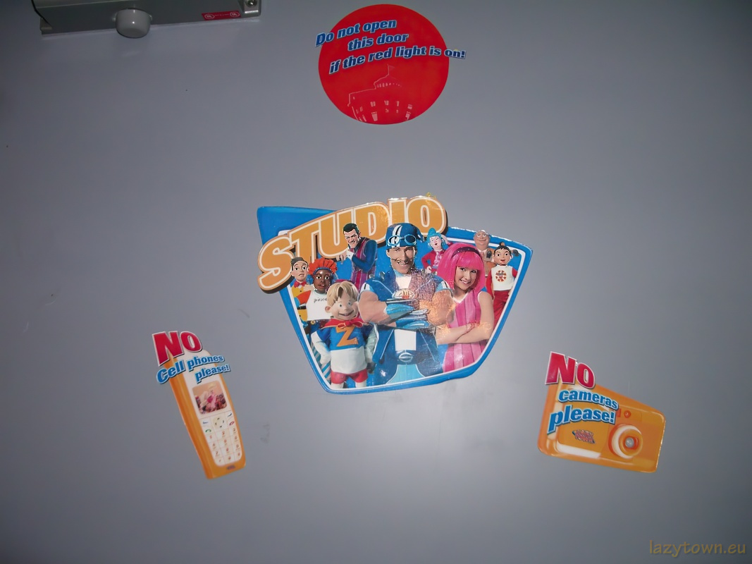 Studio rooms wall decoration 010