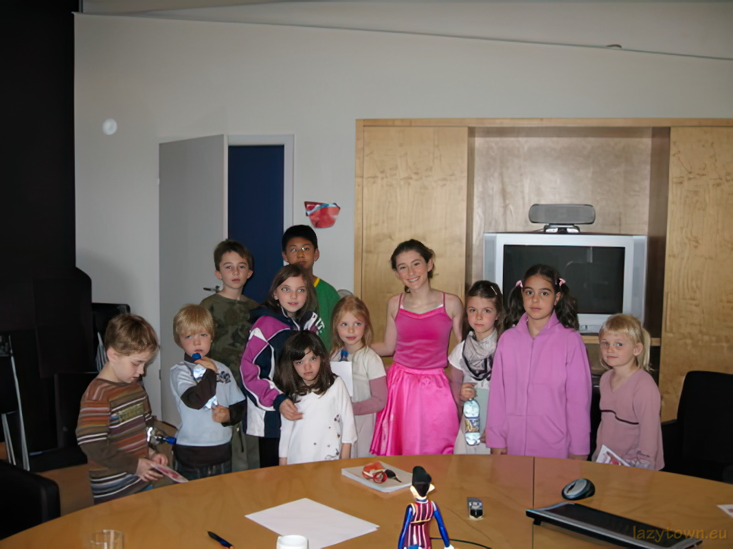 2004 autographs tour kids 05